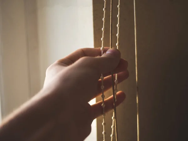 Cerrar Mano Tirando Cuerda Para Cerrar Abrir Jalousie Casa — Foto de Stock