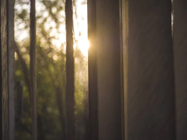 Fermer Regardant Coucher Soleil Travers Fenêtre Maison — Photo