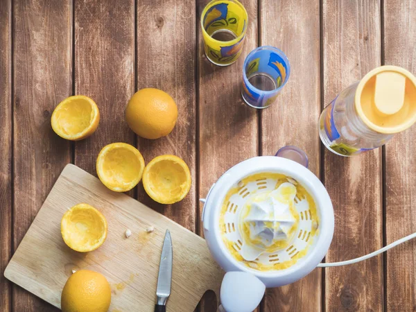 portakal kesme tahtası üzerinde kesme ve suyu yapım yükü