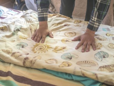 Yeni bir yatak Tekstil battaniye ellerde kapatın 