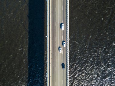 Nehri geçerken trafik ile köprüden aşağı üst