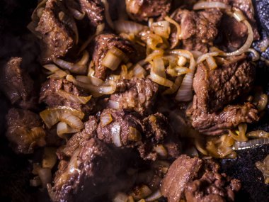 kızartma tava sebze ile ızgara eti yakın