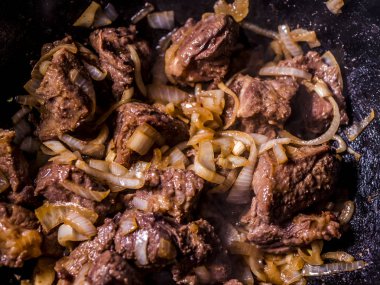 kızartma tava sebze ile ızgara eti yakın