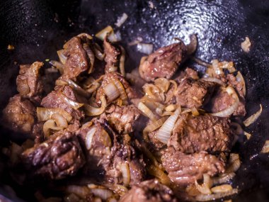 kızartma tava sebze ile ızgara eti yakın