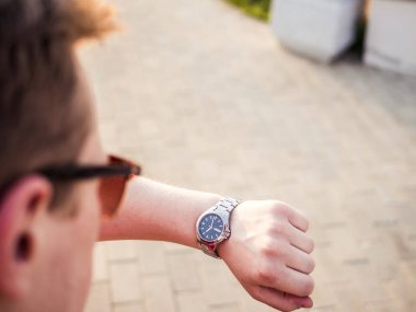 zaman kontrol saatler seyir güneş gözlüklü zarif adam kapatın