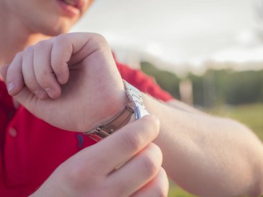 Şu andaki üzerinde açık koymak şık erkek ol kapatın