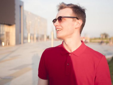 şık zarif adam güneş gözlüğü dışında Park kapatın