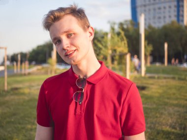 çekici bir genç adam portre kopya alanı ile gülümseyen