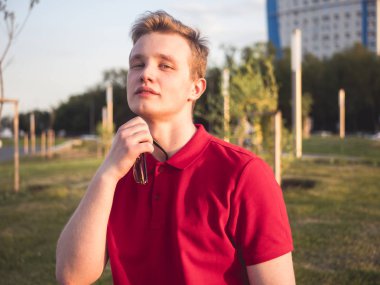 Sokak, elinde tutan güneş gözlüğü boşaltmak hoş güzel adam portresi