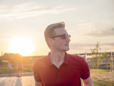 güneş gözlüğü dışında sokakta genç emin acımasız adam