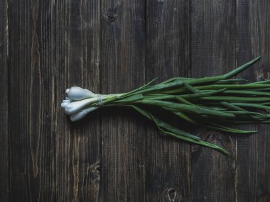 ahşap bir masa üzerinde yeşil soğan Yassı lay ek yükü izole