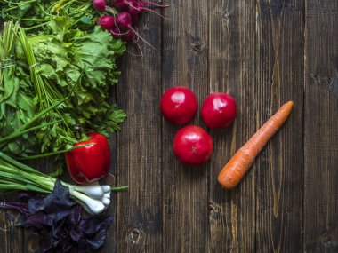 taze domates ve havuç sebze ve otlar ahşap bir masa üzerinde assortie yakınındaki