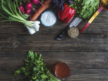 domates suyu cam kopya alanı ile taze çiğ gıda ile ahşap masa üzerinde düz lay