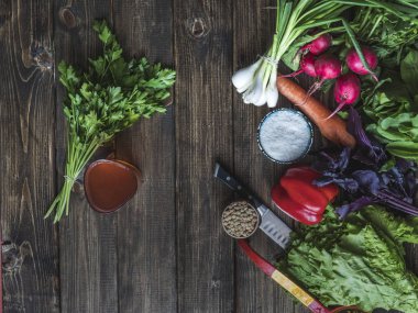 Genel gider domates suyu cam grup tuz kopya alanı ile sebze ve otlar ile