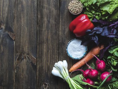 ek yükü taze çiğ otlar ve sebze tuz ve Mısır ile yer ahşap masa üstünde kopyalayın