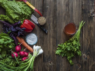 düz domates suyu ile taze çiğ vegan gıda ahşap karanlık tablo üzerinde yatıyordu