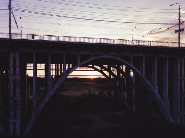 Silhouette Magenta Violet Vieux Pont Urbain Voûte Sur Coucher Soleil — Photo