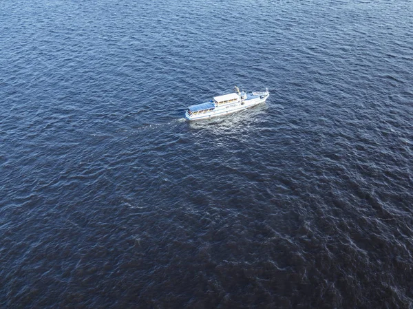 Один Човен Плаває Поверхні Блакитної Води — стокове фото