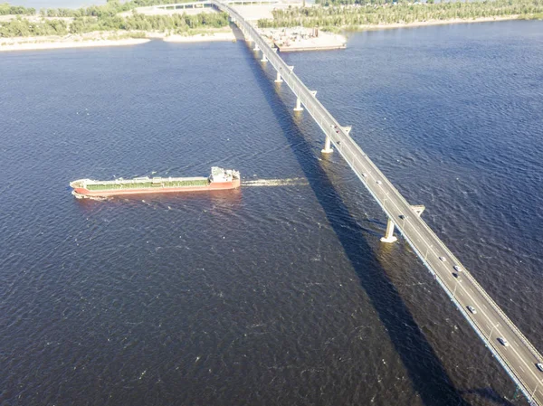 Μεγάλο Φορτηγό Πλοίο Πηγαίνει Κάτω Από Γέφυρα Στον Ποταμό — Φωτογραφία Αρχείου