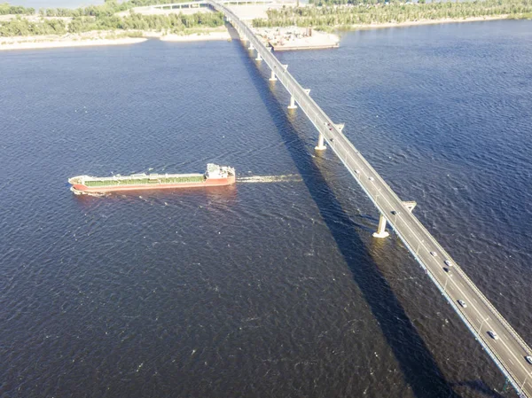 Groot Vrachtschip Gaat Onder Brug Rivier — Stockfoto