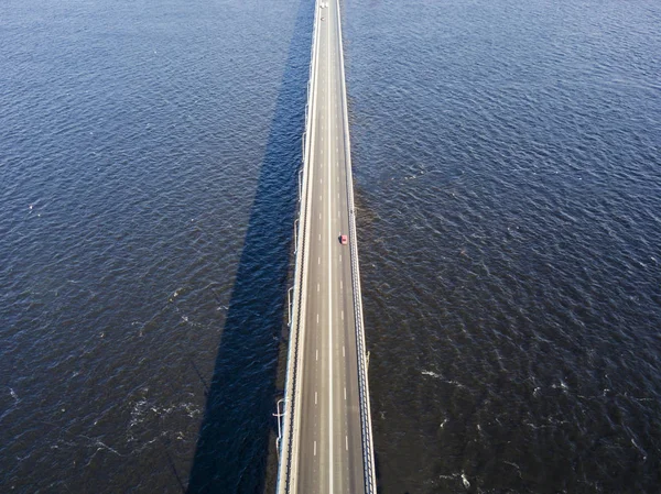 Lagrge Longa Ponte Isolada Sobre Rio Com Carro Solitário — Fotografia de Stock