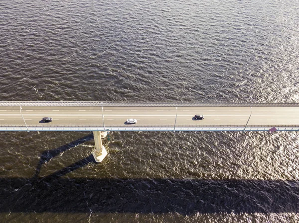 隔離された車を渡すと川橋 — ストック写真