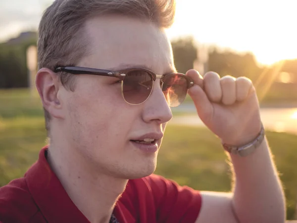 Csinos Fiatal Férfi Portré Beállító Napszemüveg Egy Napsütéses Napon — Stock Fotó