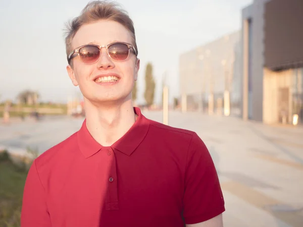 Szczęśliwy Młody Człowiek Uśmiechający Się Okulary Stojąc Zewnątrz — Zdjęcie stockowe