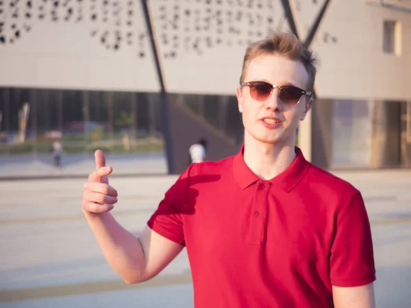 Joven Hombre Hipster Rojo Polo Fuera Hablando Con Gesticulates —  Fotos de Stock