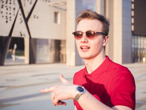 Retrato Joven Hipster Hablando Aire Libre Gesticula Con Las Manos —  Fotos de Stock