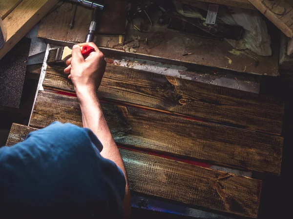 Ansicht Des Arbeiters Der Die Holzbalken Mit Dem Pinsel Bemalt — Stockfoto