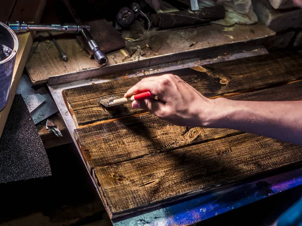 Handwerkerhand Bemalt Die Holzoberfläche — Stockfoto