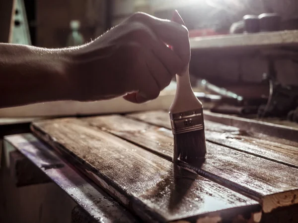 Hand Hand Mit Pinsel Der Mit Holzoberfläche Arbeitet — Stockfoto