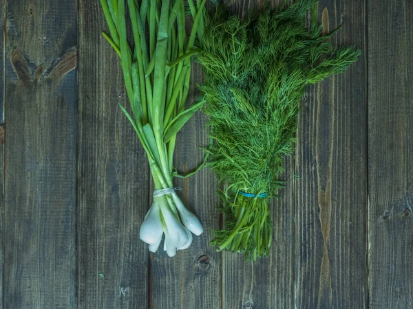 Verdes Naturais Cachos Uma Mesa Madeira Sobrecarga — Fotografia de Stock