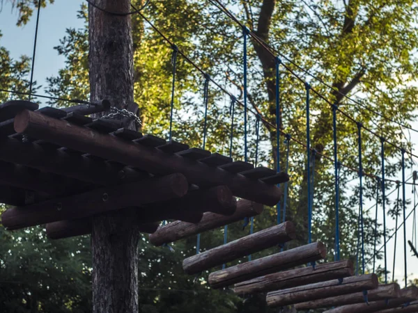 Ponte Corda Tra Gli Alberi Nel Parco Sport Estivi All — Foto Stock