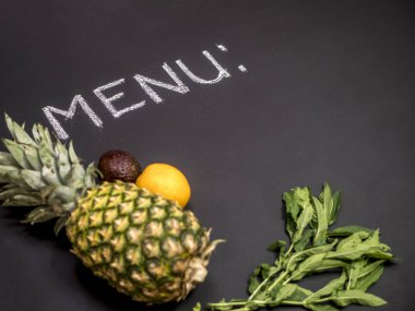Menü kopya alanı kavramı taze ananas ile yakından avokado ve portakal mockup nane