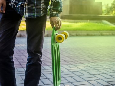 penny Yönetim Kurulu ile kentsel sokakta duran genç adamın vücut parçası kadar kapatın