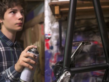 bmx bisiklet çerçevesi boyama mekanik el kadar kapatın