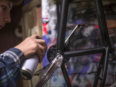 bmx bisiklet çerçevesi boyama mekanik el kadar kapatın