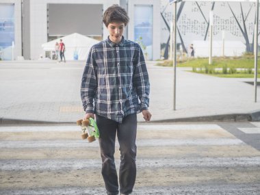 casual üzerinde yaya geçidi kentsel sokakta genç adam