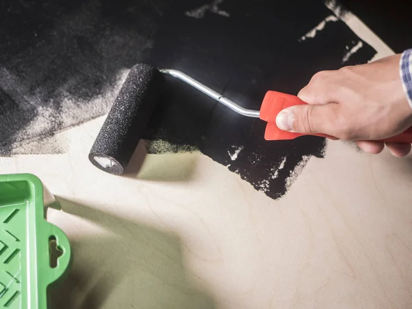 Cerrar Pintando Mano Superficie Madera Con Color Negro Utilizando Herramienta —  Fotos de Stock