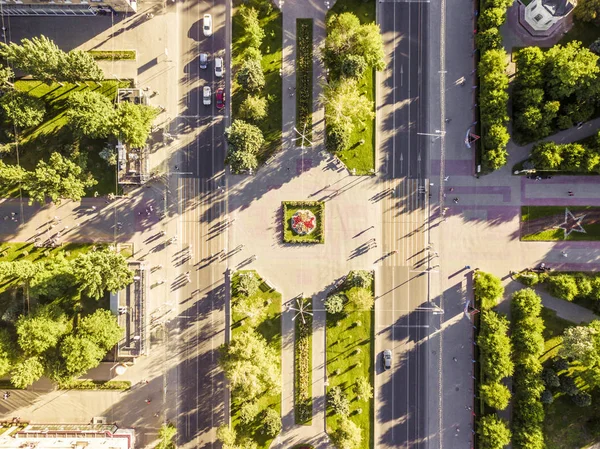 夏の日に車が付いている都市の空中路地道 — ストック写真