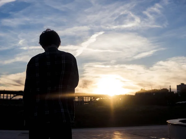 Zobacz Sylwetki Młody Człowiek Stojąc Patrząc Zachód Słońca Powrotem — Zdjęcie stockowe