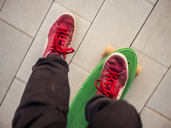 Männerbeine Auf Einem Penny Board Aus Nächster Nähe — Stockfoto