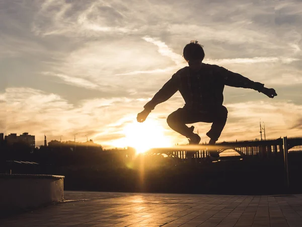 Jovem Adolescente Que Voa Cidade Contra Pôr Sol Céu — Fotografia de Stock