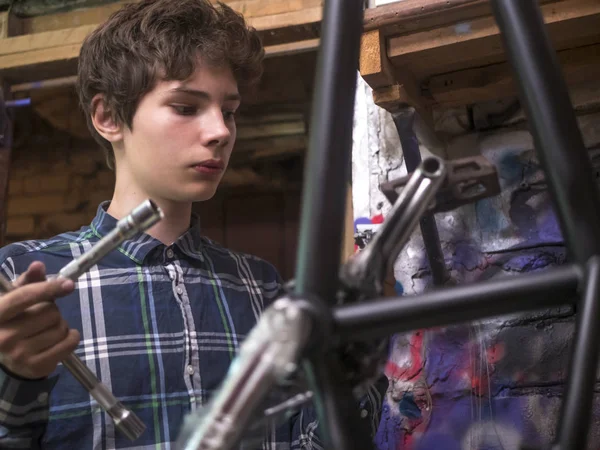 Porträt Eines Jungen Mannes Bei Der Reparatur Der Bmx Fahrradhaltinstrumente — Stockfoto