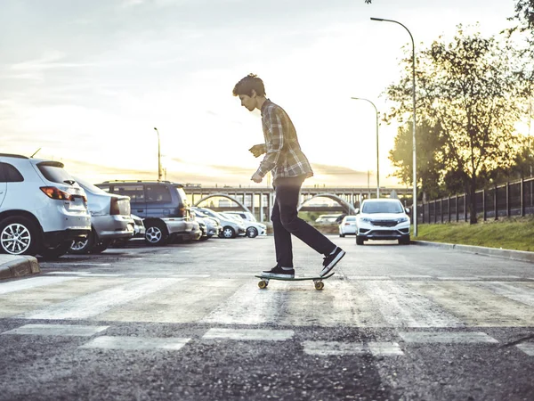 Hipster Junge Überquert Der Großstadt Mit Dem Skateboard Die Straße — Stockfoto
