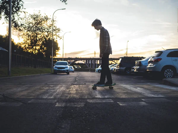 Silhouette Eines Stilvollen Mannes Lässigem Outfit Der Auf Dem Penny — Stockfoto