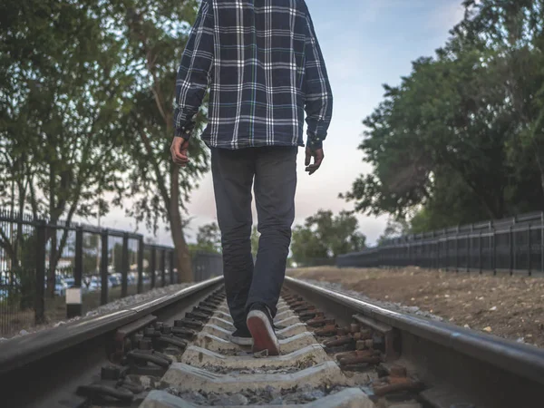Powrót Samotnego Mężczyzny Chodzenie Daleko Linii Kolejowej Śledzić — Zdjęcie stockowe