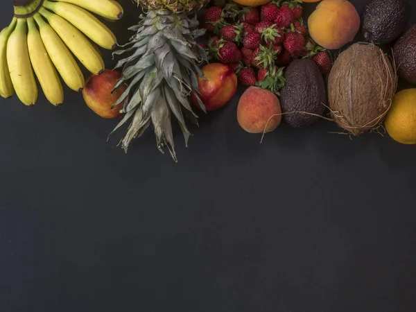 Espaço Cópia Muitas Frutas Exóticas Mini Banana Abacaxi Morangos Pêssego — Fotografia de Stock